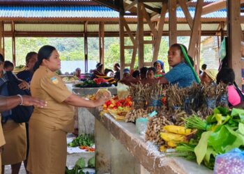 Pantau Harga Kebutuhan Pokok, Disperindag Mamteng Datangi Pasar Broges