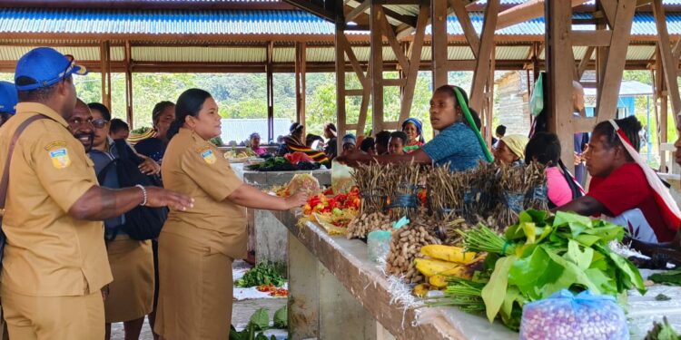 Pantau Harga Kebutuhan Pokok, Disperindag Mamteng Datangi Pasar Broges