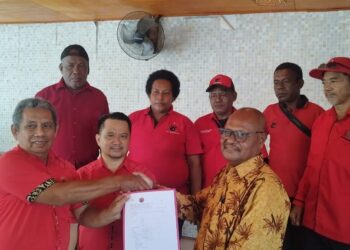 Alpius Toam Bacabup Jayapura Pertama Ambil Formulir Pendaftaran di PDIP