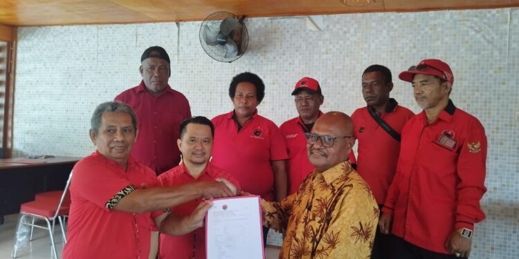 Alpius Toam Bacabup Jayapura Pertama Ambil Formulir Pendaftaran di PDIP