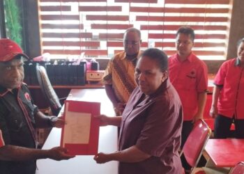 Hana Salomina Hikoyabi Ambil Formulir Pendaftaran ke PDIP