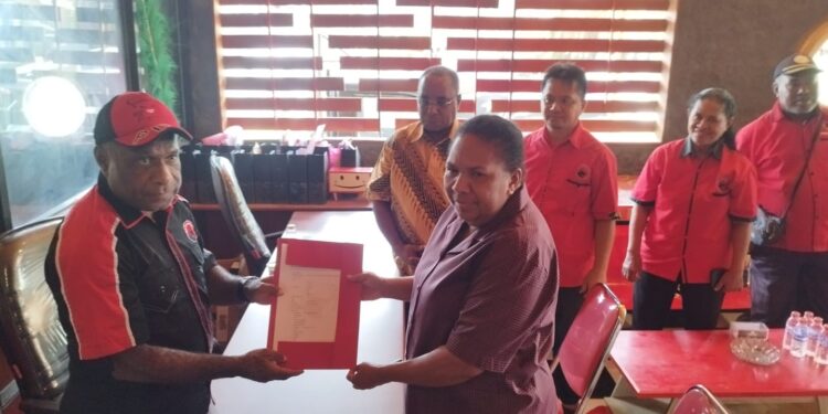 Hana Salomina Hikoyabi Ambil Formulir Pendaftaran ke PDIP