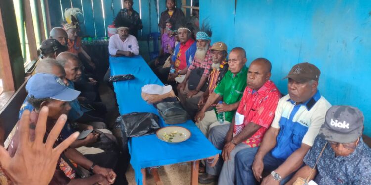 Bar Numfor Serahkan Hasil Pleno Rekrutmen Calon DPRK dan DPRP Kursi Adat ke Kainkain Karkara Byak 