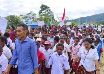 Jalan Santai dan Karnaval Peringati Hardiknas