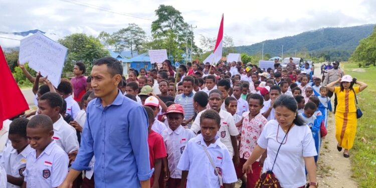 Jalan Santai dan Karnaval Peringati Hardiknas