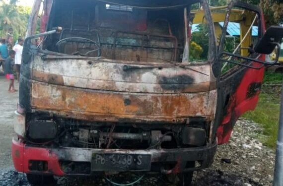 Dua Ekskavator dan Dua Truk Proyek Dibakar OTK di Yapen