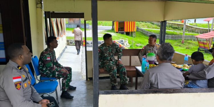 Jalin Silaturahmi, Kabag Ops Polres Lanny Jaya Kunjungi Polsek Pirime dan Pos TNI