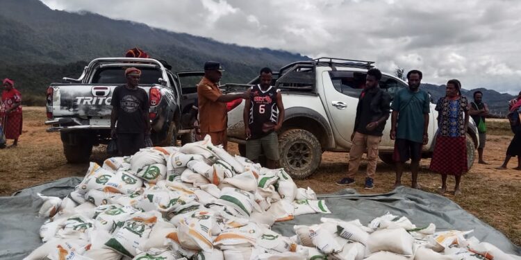 Masyarakat Enam Kampung Distrik Ilugwa Terima Beras Bantuan