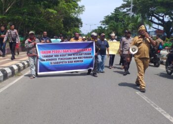 Ratusan Masyarakat Demo Tuntut Pemkab Biak Selesaikan Hak ASN, Honorer, Hingga Utang Pihak Ke-3