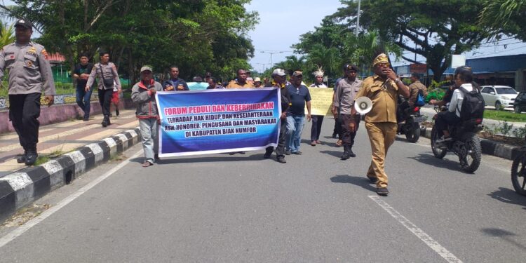 Ratusan Masyarakat Demo Tuntut Pemkab Biak Selesaikan Hak ASN, Honorer, Hingga Utang Pihak Ke-3