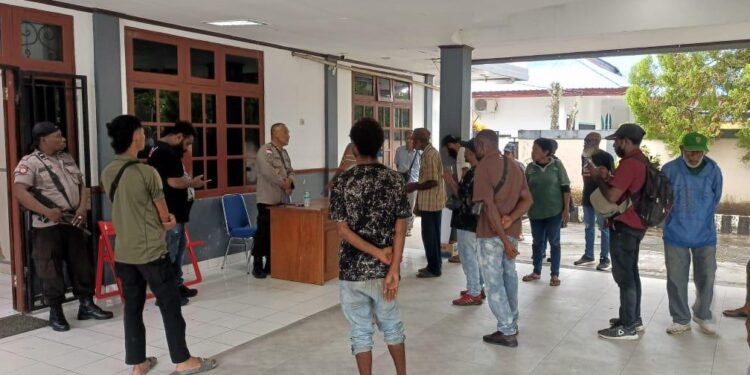 Warga Gelar Aksi Demo di Kantor Bupati Keerom, Meminta Sekda Trisiswanda Indra Dibebaskan