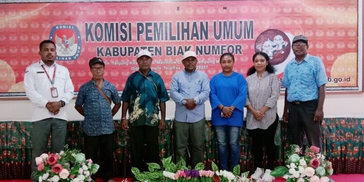 Kainkain Karkara Byak Daftarkan Festus Wompere dan Yemima Krey Maju Cabup-Cawabup Biak dari Jalur Independen