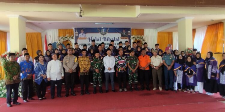 Penjabat Bupati Jayapura Melepas 64 Calon Jamaah Haji Kloter 25 Embarkasi Makassar