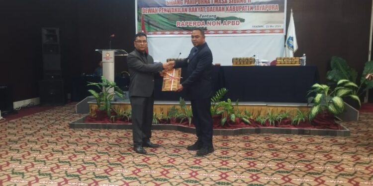 Rapat Paripurna DPRD Jayapura Bahas Raperda Non APBD 2024