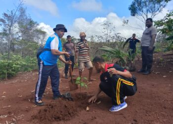 Hut Pancasila 1 Juni, Ibu. Kapolsek Sentani Timur’ Bersama Anggota Melakukan Penanaman Pohon
