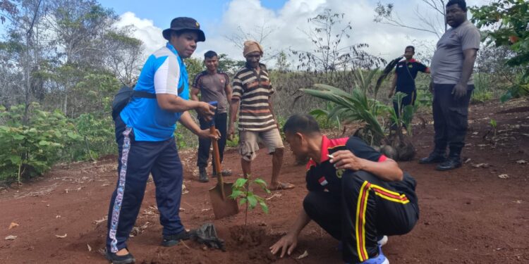 Hut Pancasila 1 Juni, Ibu. Kapolsek Sentani Timur’ Bersama Anggota Melakukan Penanaman Pohon