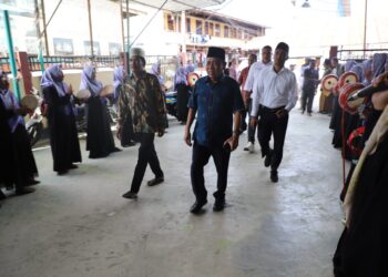 Tabuhan Rebana Iringi Penyerahan Hewan Kurban dari Paulus Waterpauw