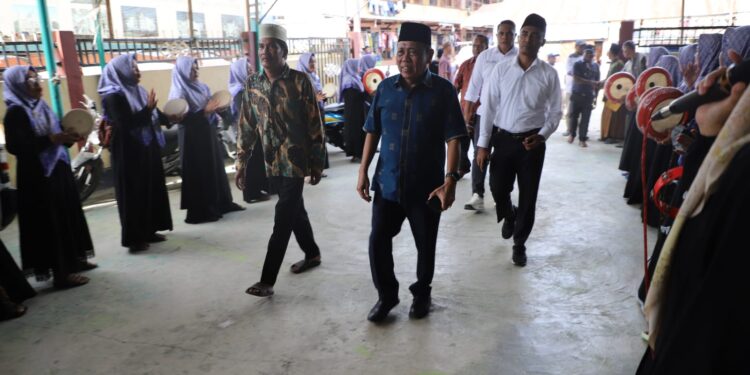 Tabuhan Rebana Iringi Penyerahan Hewan Kurban dari Paulus Waterpauw