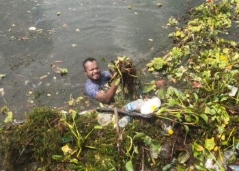 Tim Relawan Bacabup Jayapura Ted Mokay’ Bersihkan Lokasi Wisata Pantai Khalkote
