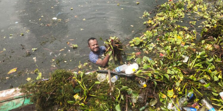 Tim Relawan Bacabup Jayapura Ted Mokay’ Bersihkan Lokasi Wisata Pantai Khalkote