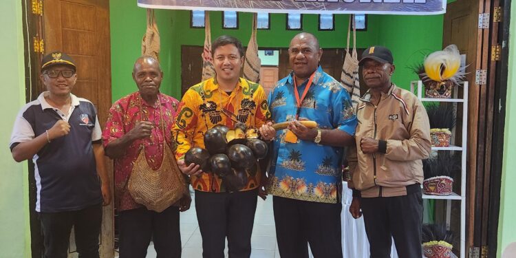 Stand Distrik Kaureh Pamerkan Kerajinan Tangan dan Buah Oka di FDS XIV