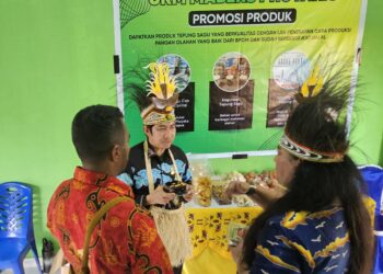 Ketua DPR Papua, JBR Kunjungi Stand Pameran Kampung Sereh
