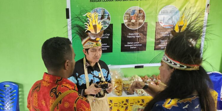 Ketua DPR Papua, JBR Kunjungi Stand Pameran Kampung Sereh