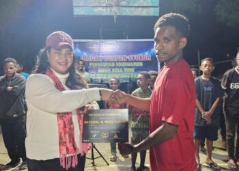 MRP dan Kapolres Jayapura ,Berikan Suport Hadiah Kepada Juara Turnamen Sepak Bola Mini