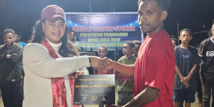 MRP dan Kapolres Jayapura ,Berikan Suport Hadiah Kepada Juara Turnamen Sepak Bola Mini
