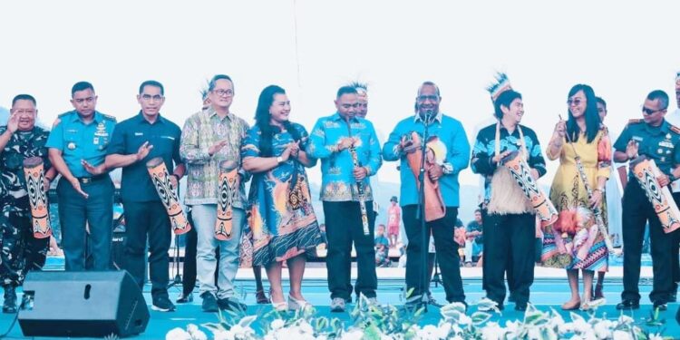 AS I Pemprov Papua Resmi Membuka Festival Danau Sentani 2024