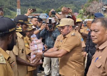Pj. Bupati Tolikara, Marthen Kogoya Serahkan Dana Desa Tahap I Bagi 541 Kampung