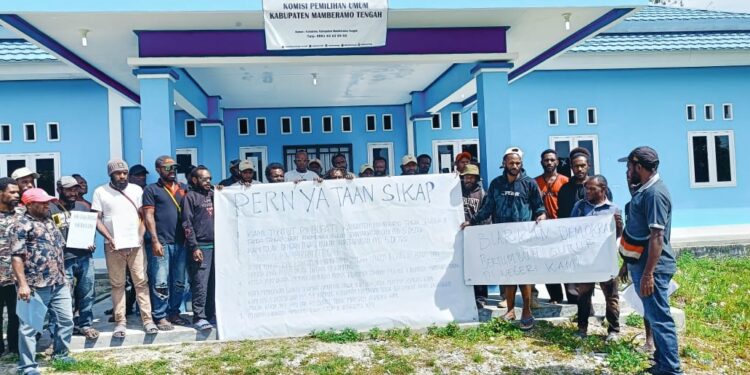 Puluhan PPD Dan PPS Gelar Aksi di Kantor KPUD Mamteng