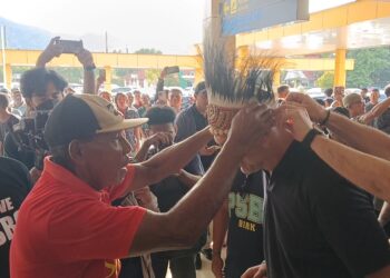 Tim PSBS Biak Tiba di Bandara Sentani Tanah Papua, Disambut Tarian Adat Wor