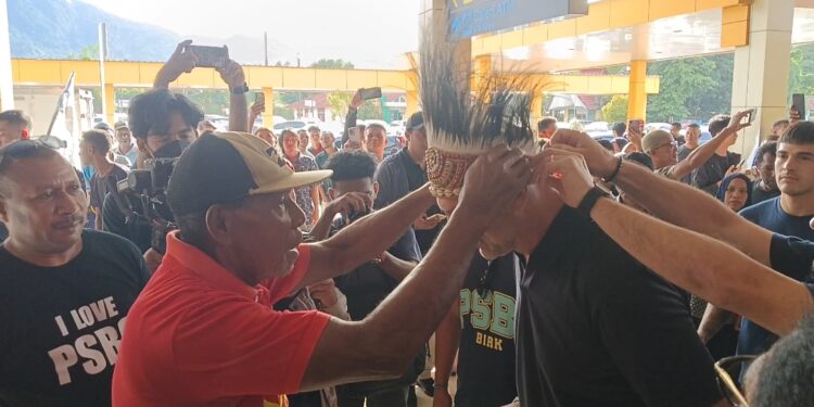 Tim PSBS Biak Tiba di Bandara Sentani Tanah Papua, Disambut Tarian Adat Wor