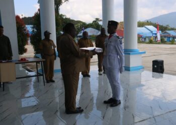 Pemkab Mamteng Terima Duplikat Bendera Pusaka Merah Putih
