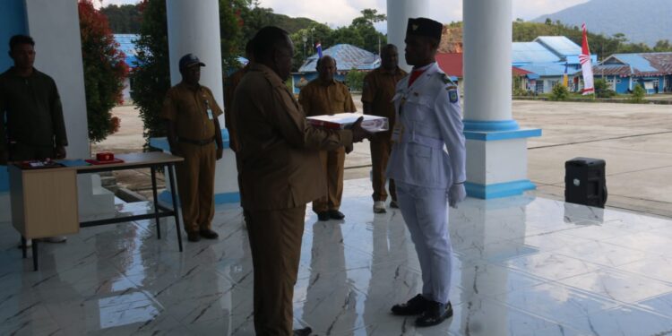 Pemkab Mamteng Terima Duplikat Bendera Pusaka Merah Putih
