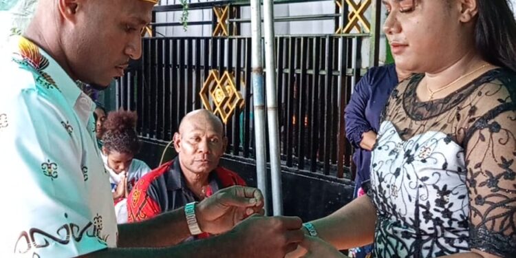 Prosesi Minang Perempuan, Budaya Suku Sentani