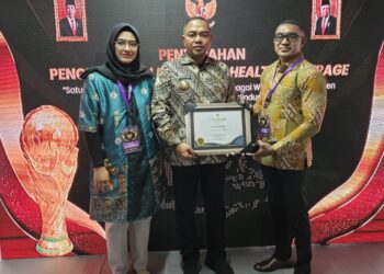 Wapres KH. Ma’ruf Amin Serahkan Penghargaan UHC kepada Pemkab Jayapura