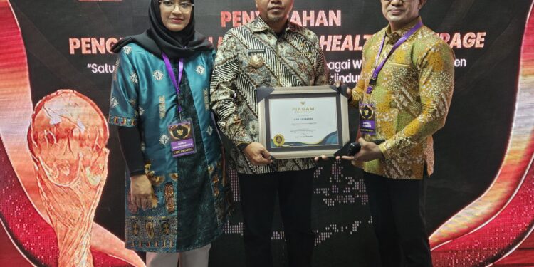 Wapres KH. Ma’ruf Amin Serahkan Penghargaan UHC kepada Pemkab Jayapura