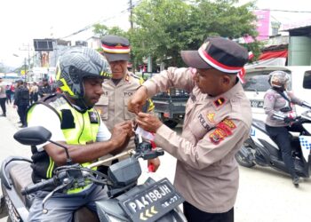 Ribuan Bendera Merah Putih di Bagikan Oleh Polres Jayapura
