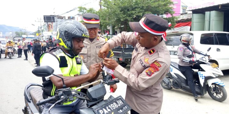 Ribuan Bendera Merah Putih di Bagikan Oleh Polres Jayapura