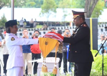 Upacara Penurunan Bendera Merah Putih di Pimpin Oleh Kapolres Jayapura