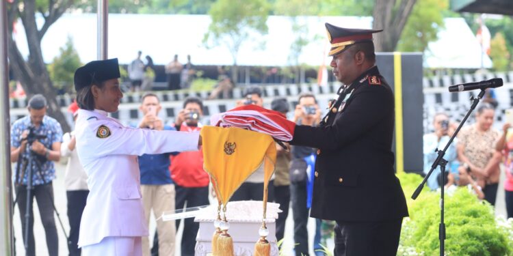 Upacara Penurunan Bendera Merah Putih di Pimpin Oleh Kapolres Jayapura