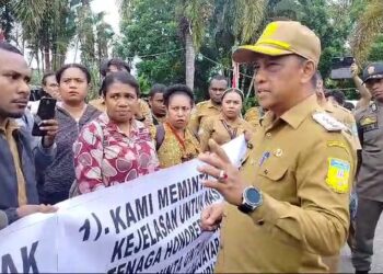 183 Honorer Kabupaten Jayapura Palang Pintu Kantor Dinas BKD