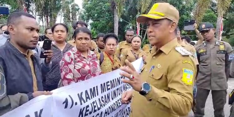 183 Honorer Kabupaten Jayapura Palang Pintu Kantor Dinas BKD