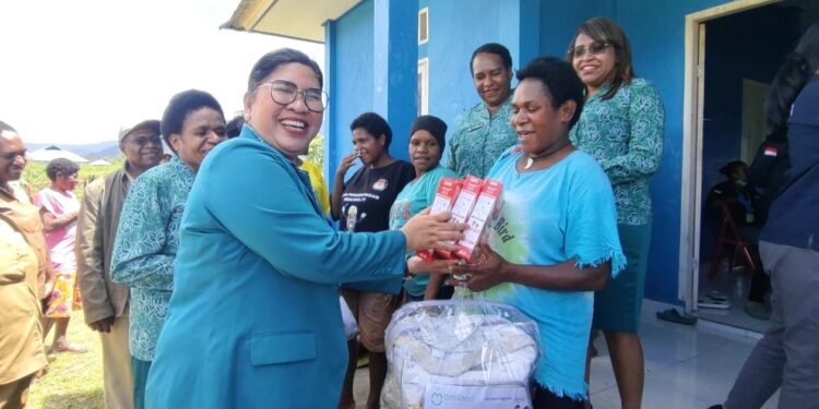 Ketua TP PKK Mamteng Kunjungi Posyandu Kampung Dogle