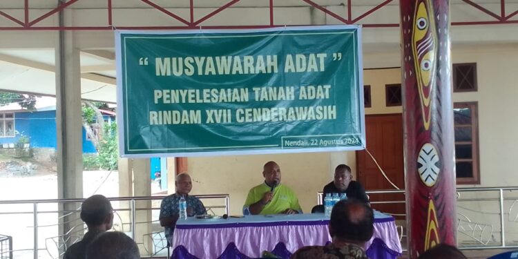 Ondofolo Kampung Nendali Gelar Musyawarah Adat’ Penyelesaian Masalah Tanah Adat Rindam XVII Cenderawasih