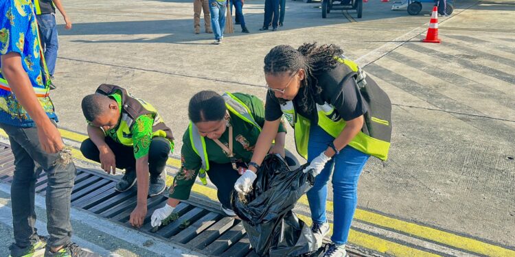 Peduli Keamanan dan Keselamatan Penerbangan, Bandara Sentani Melaksanakan Kegiatan FOD Walk