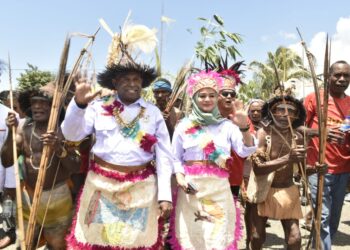 No Kotak Kosong, Ribuan Masyarakat Sarmi Antar Dominggus Catue dan H. Jumriati Daftar di KPU
