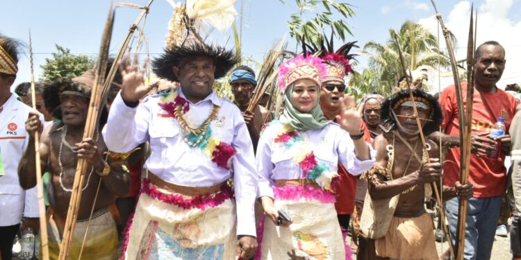 No Kotak Kosong, Ribuan Masyarakat Sarmi Antar Dominggus Catue dan H. Jumriati Daftar di KPU